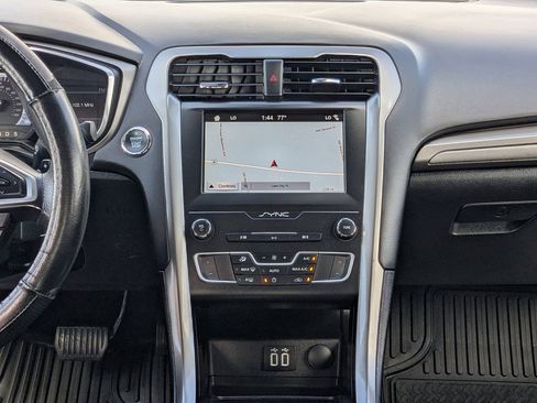 Used 2019 Ford Fusion SE image 17