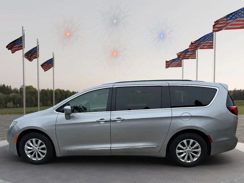 Used 2018 Chrysler Pacifica Touring-L FWD image 2