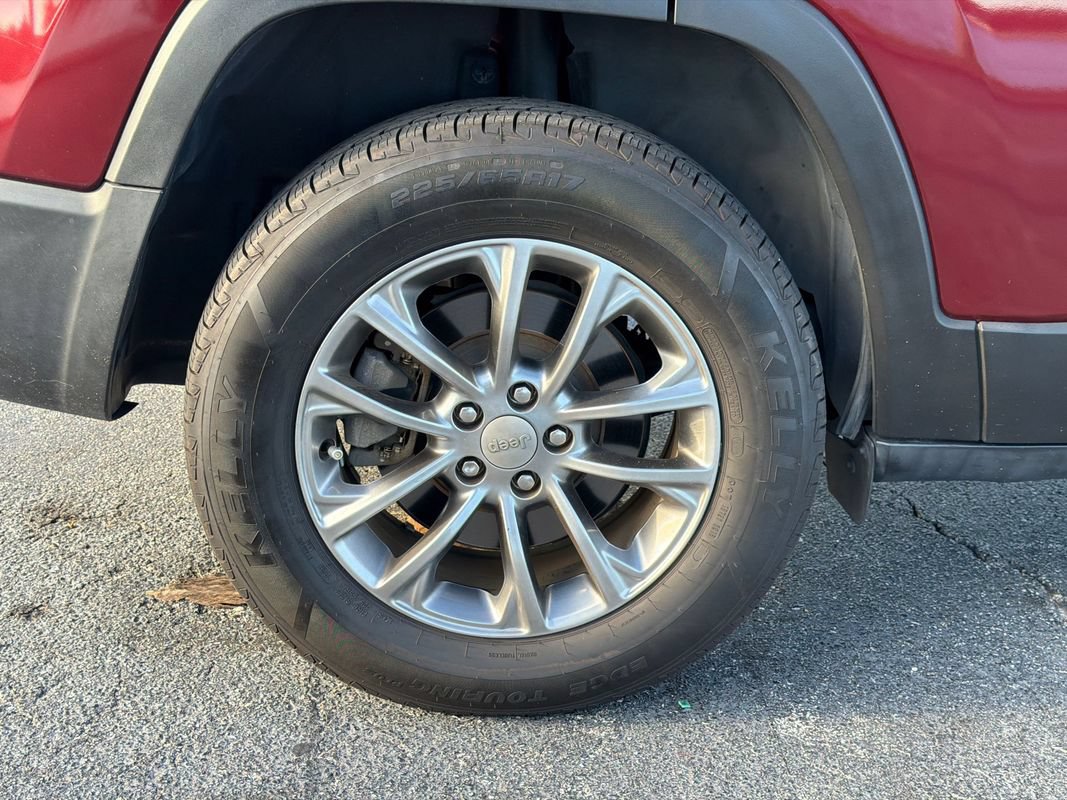 Used 2019 Jeep Cherokee Latitude Plus w/ Cold Weather Group AWD/4WD image 11
