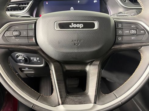 Used 2023 Jeep Grand Cherokee Limited w/ Black Appearance Package AWD/4WD image 16