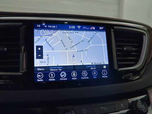 Used 2018 Chrysler Pacifica Touring-L Plus image 22