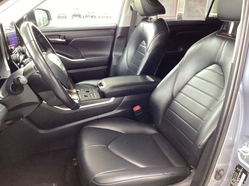 Certified 2023 Toyota Highlander XLE image 13