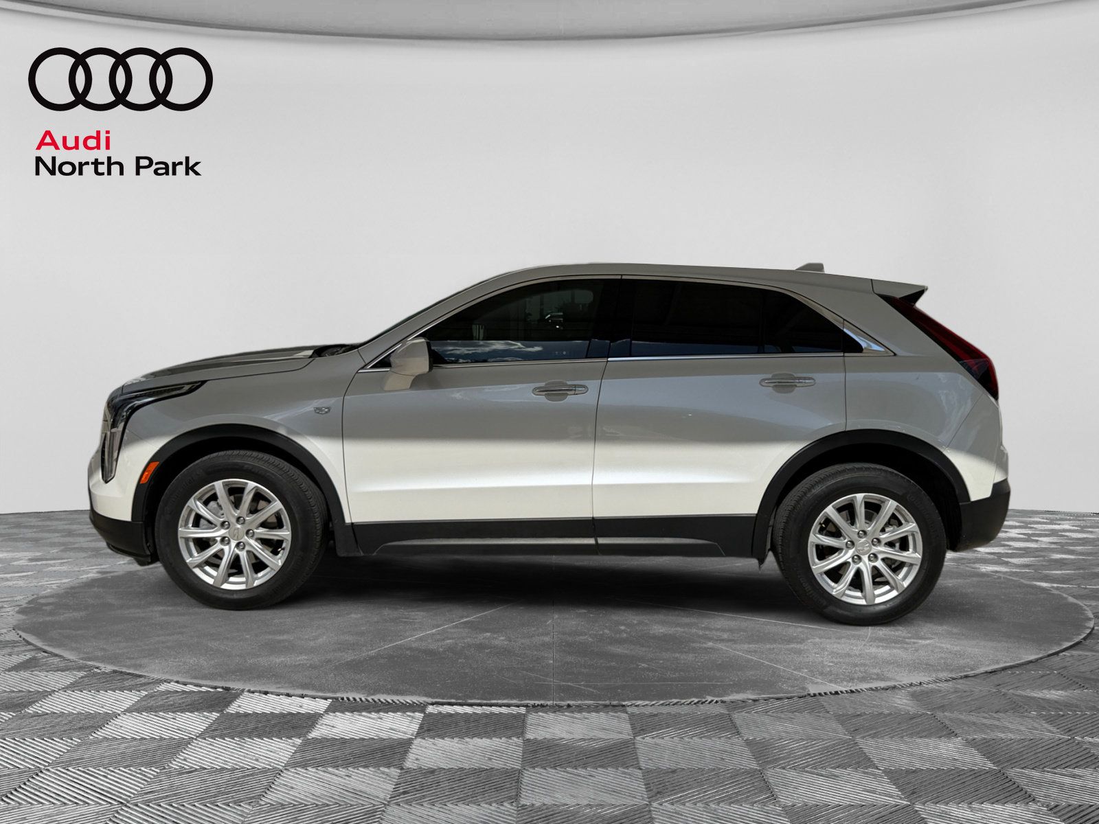Used 2023 Cadillac XT4 Luxury w/ Cold Weather Package FWD image 2