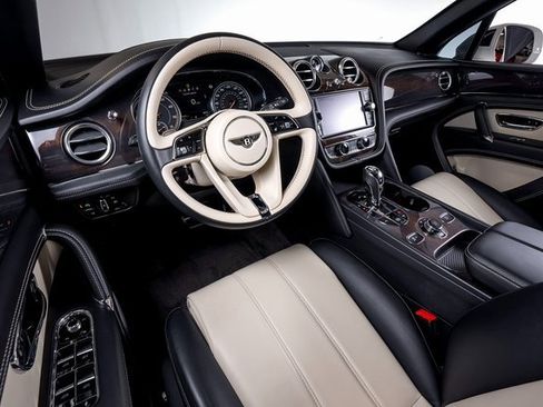 Used 2019 Bentley Bentayga image 27