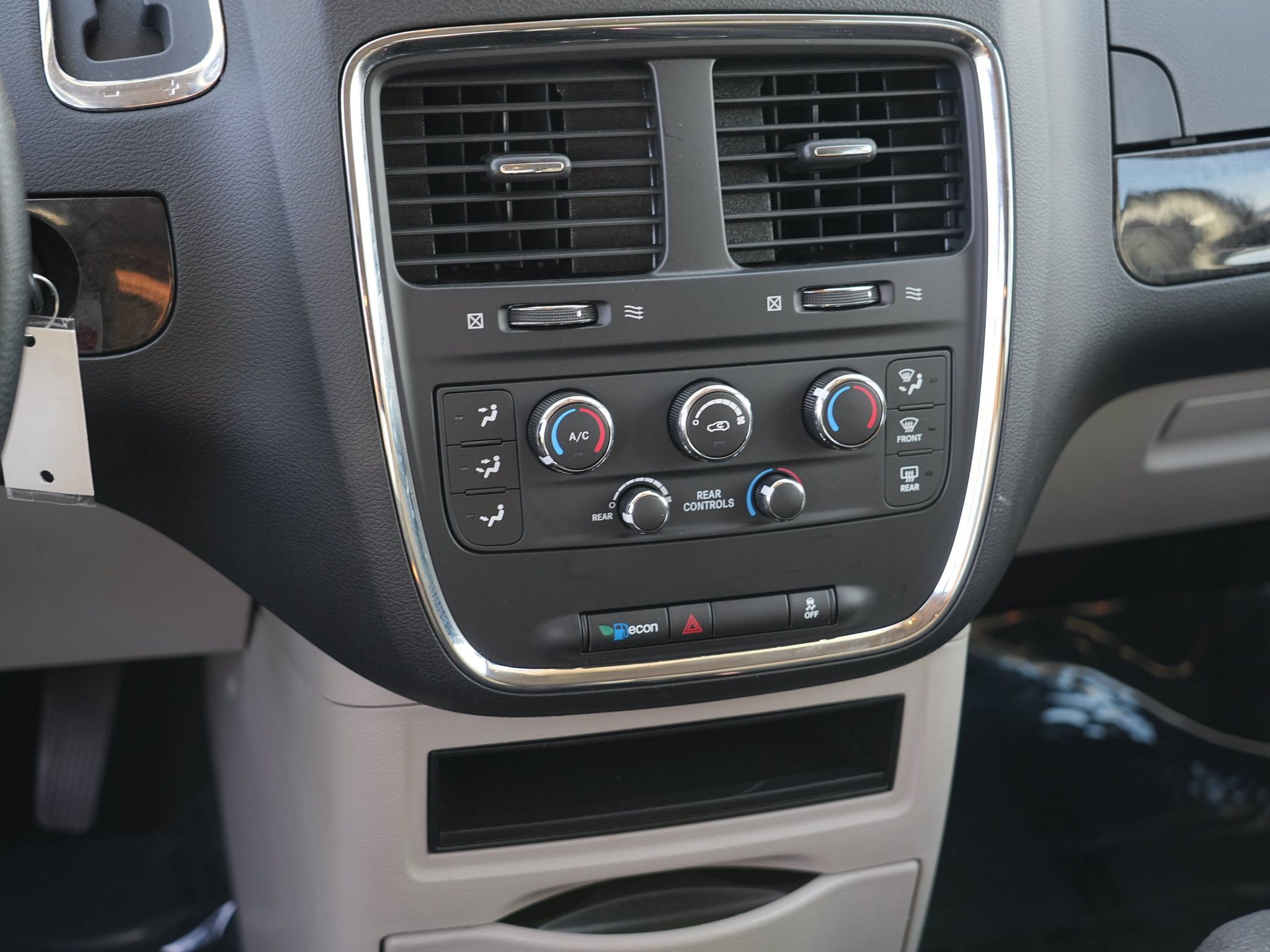 Used 2018 Dodge Grand Caravan SE w/ UConnect Hands-Free Group FWD image 24