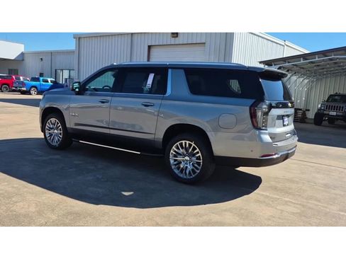 New 2026 Chevrolet Suburban LT image 6