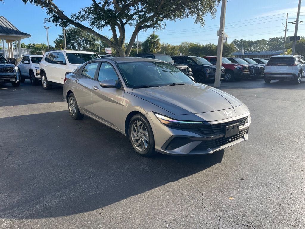 Used 2024 Hyundai Elantra SEL FWD image 7