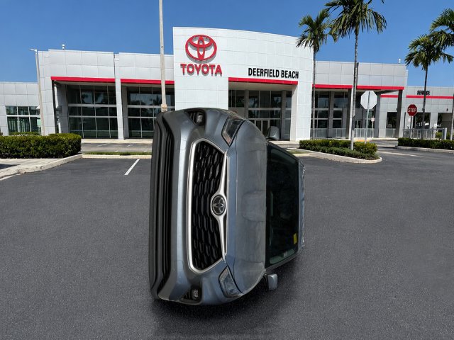 Used 2020 Toyota Highlander XLE FWD image 2