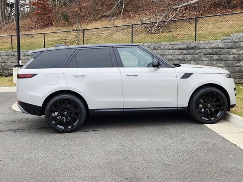 Used 2025 Land Rover Range Rover Sport SE image 11