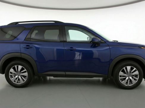 Used 2025 Nissan Pathfinder SV image 11