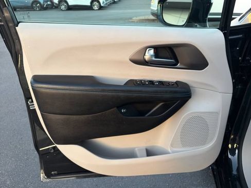 Used 2021 Chrysler Pacifica Touring w/ Cold Weather Group FWD image 14