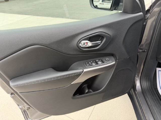 Used 2019 Jeep Cherokee Latitude Plus w/ Comfort/Convenience Group AWD/4WD image 16