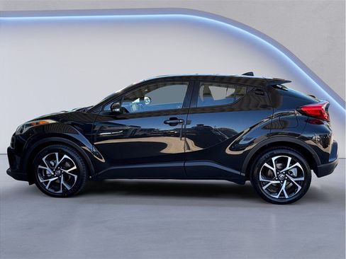 Used 2018 Toyota C-HR XLE FWD image 3