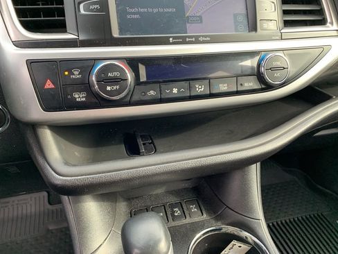 Used 2019 Toyota Highlander SE image 21