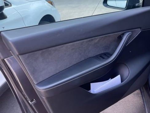 Used 2022 Tesla Model Y Long Range AWD/4WD image 3