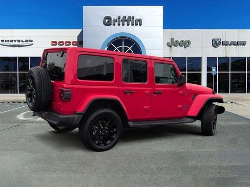 Used 2025 Jeep Wrangler Unlimited Sahara AWD/4WD image 4