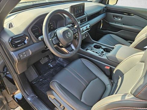 Used 2025 Honda Pilot TrailSport image 3