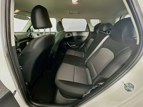 Used 2025 Kia Soul LX w/ LX Technology Package FWD image 28