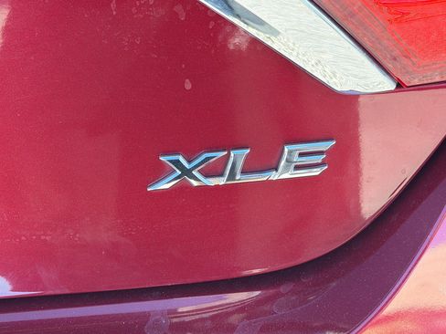 Used 2017 Toyota Camry XLE w/ Moonroof Package image 11