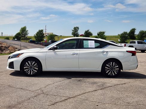 Used 2025 Nissan Altima 2.5 SV image 4
