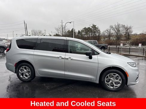 Used 2024 Chrysler Pacifica Limited image 8