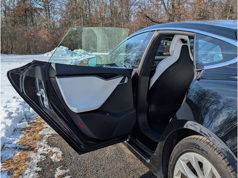 Used 2019 Tesla Model S Standard Range image 10