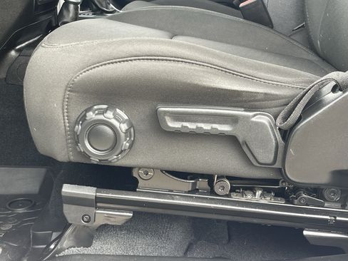 Certified 2022 Jeep Wrangler Sport AWD/4WD image 19