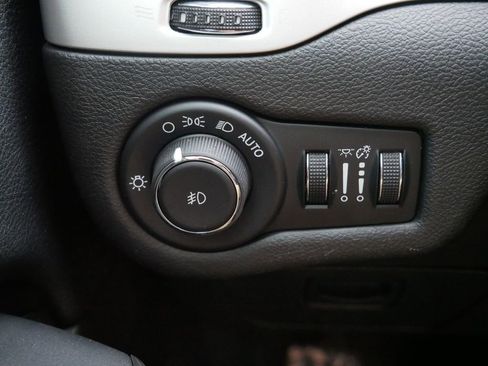 Used 2017 Jeep Cherokee Trailhawk w/ Cold Weather Group AWD/4WD image 16