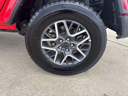 Used 2025 Jeep Wrangler Sahara image 30