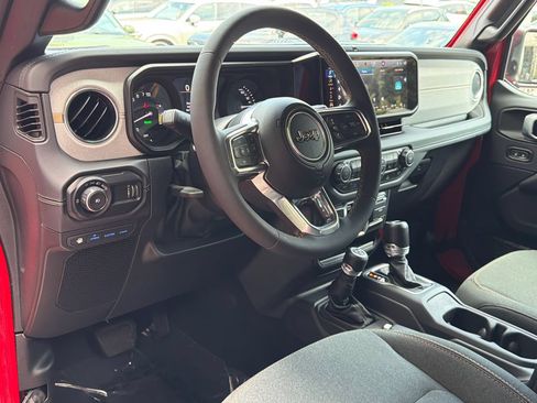 Used 2024 Jeep Wrangler Unlimited Sahara w/ Technology Group AWD/4WD image 18