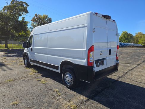 Used 2025 RAM ProMaster 2500 w/ Convenience Group image 3