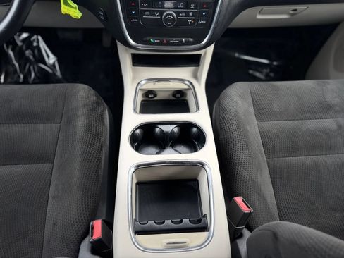 Used 2015 Chrysler Town & Country Touring FWD image 28