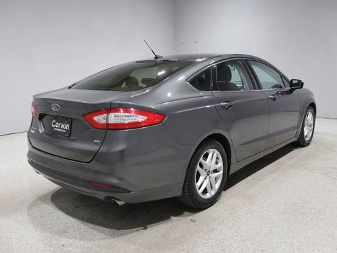 Used 2016 Ford Fusion SE FWD image 2