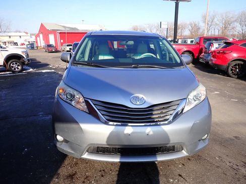 Used 2013 Toyota Sienna XLE image 2