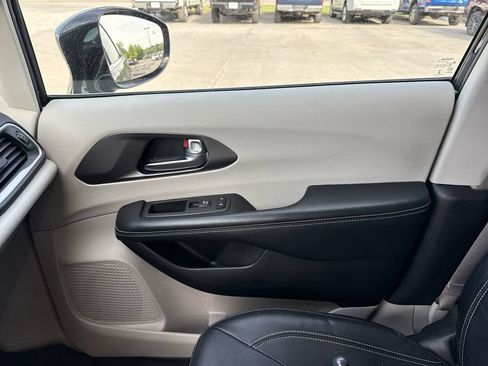 Used 2022 Chrysler Pacifica Touring-L FWD image 22