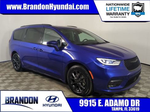 Used 2021 Chrysler Pacifica Touring-L w/ Uconnect Theater Family Group FWD image 1