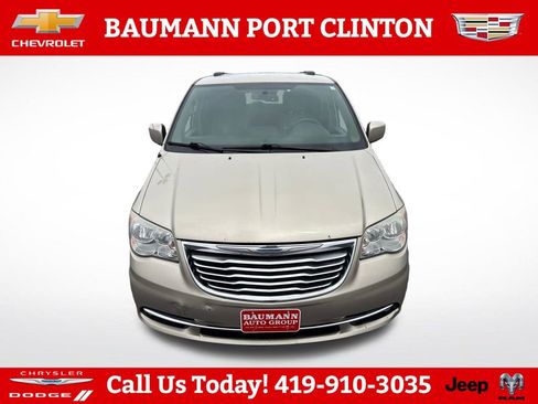 Used 2013 Chrysler Town & Country Touring FWD image 9