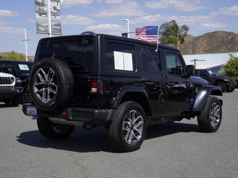 Used 2024 Jeep Wrangler Unlimited w/ Technology Group AWD/4WD image 4