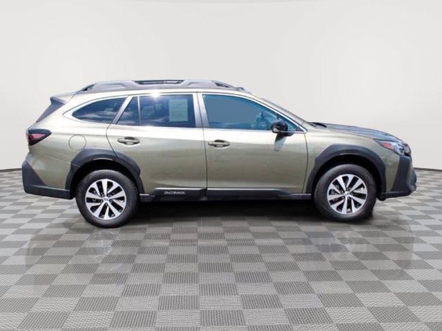 Used 2025 Subaru Outback Premium AWD/4WD image 2