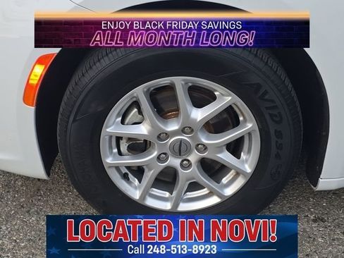 Used 2022 Chrysler Pacifica Touring-L image 10