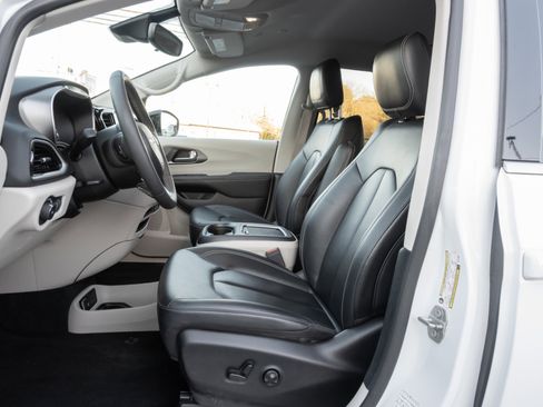 Used 2024 Chrysler Pacifica Touring-L image 13