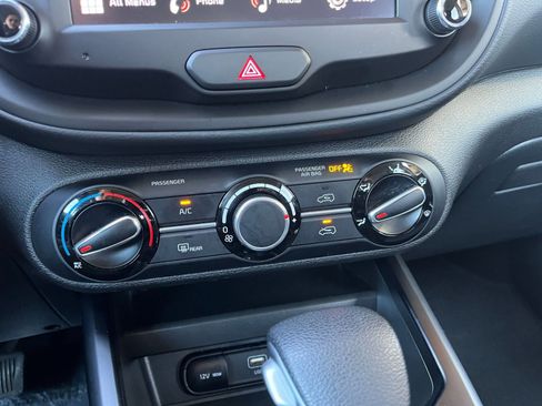 Used 2025 Kia Soul LX w/ LX Technology Package FWD image 23