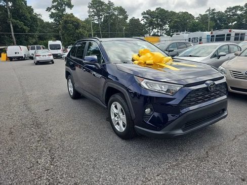 Used 2019 Toyota RAV4 XLE w/ Convenience Package FWD image 8