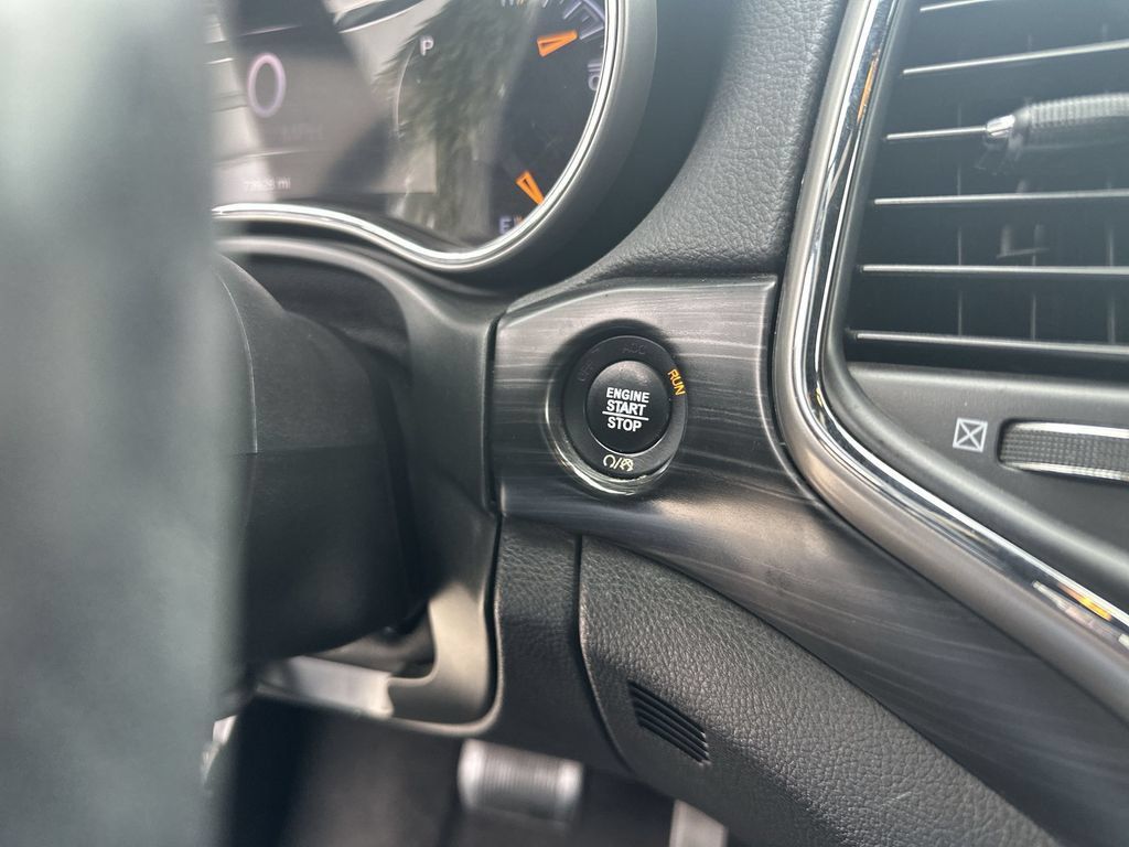 Used 2021 Jeep Grand Cherokee Laredo RWD image 16