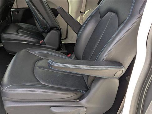 Used 2021 Chrysler Pacifica Touring-L image 14