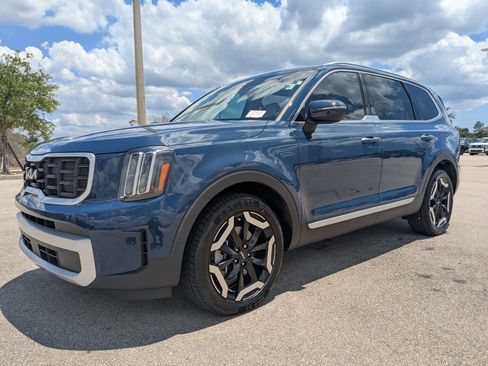Certified 2024 Kia Telluride S w/ S Sunroof Package FWD image 9