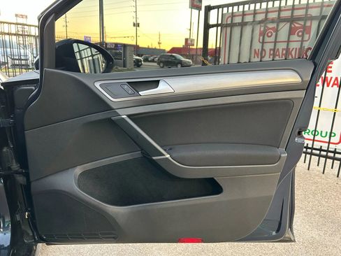 Used 2016 Volkswagen Golf S image 15
