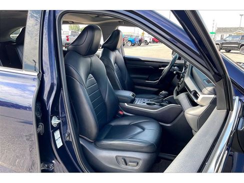 Used 2021 Toyota Highlander XLE AWD/4WD image 8