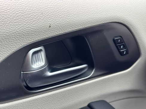 Used 2023 Chrysler Pacifica Touring-L image 25