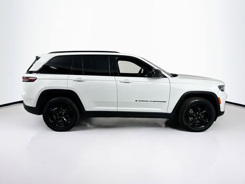 Used 2023 Jeep Grand Cherokee Altitude image 4